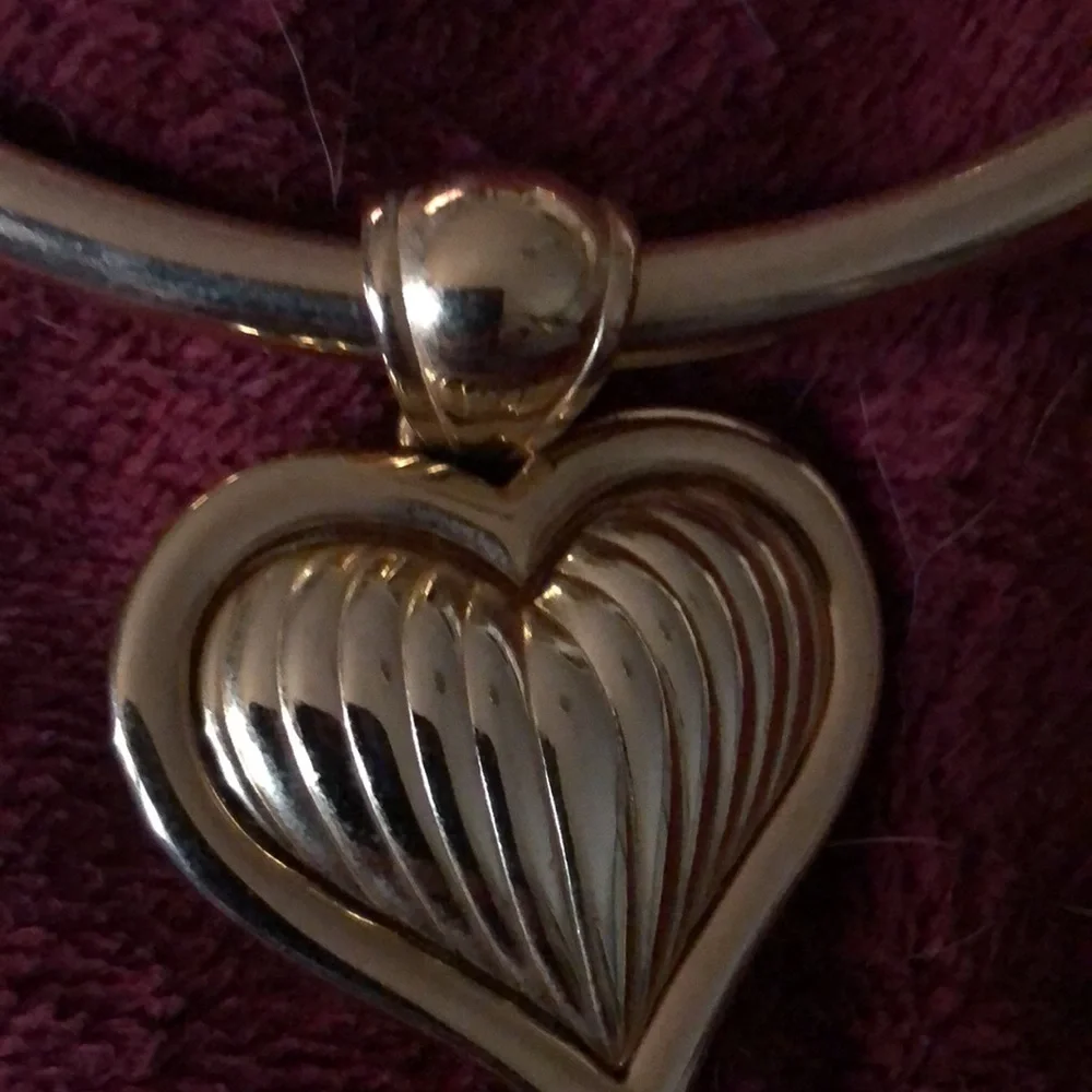 Floating puffed HEART gold tone flexible choker W/ reversible heart pendant